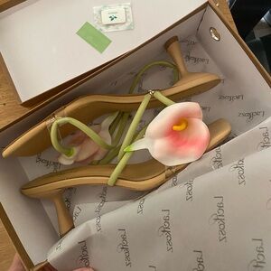 New in box pink calla lily flower box toe nude heels